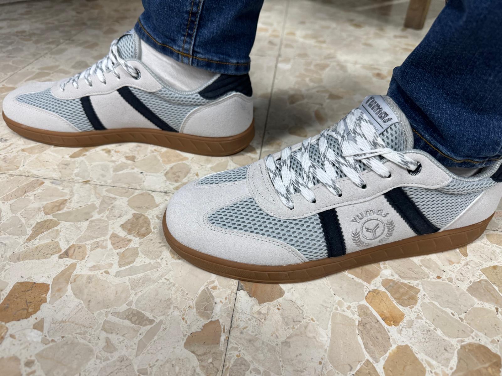 Zapatillas casual blancas y grises para hombre Yumas