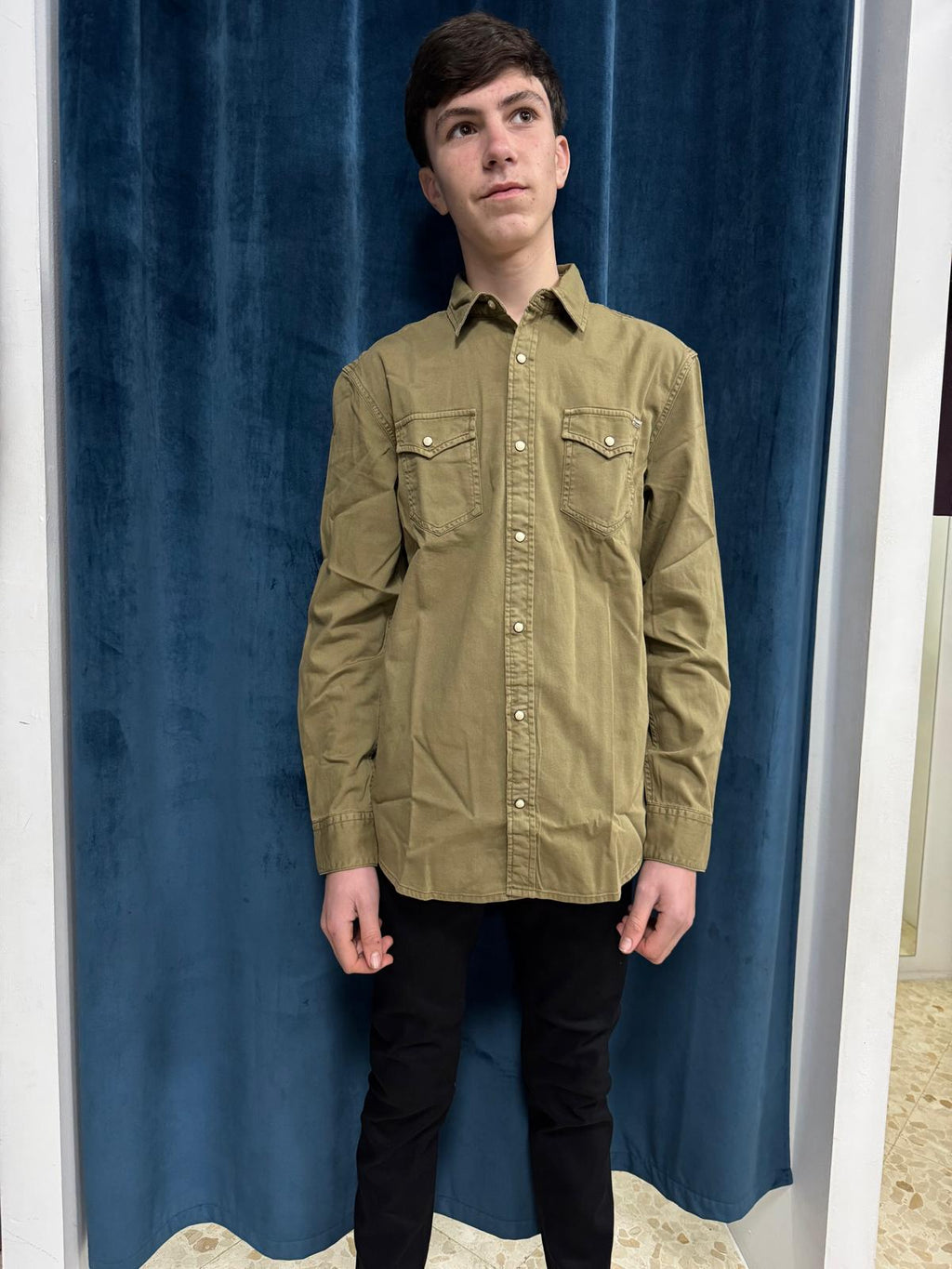 Camisa de hombre de manga larga con bolsillos en el pecho